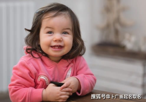 手指甲出现白点是什么原因 手指甲出现白点是什么原因