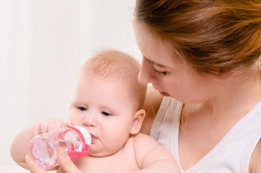 A股三大指数震荡分化 银行板块午后发力