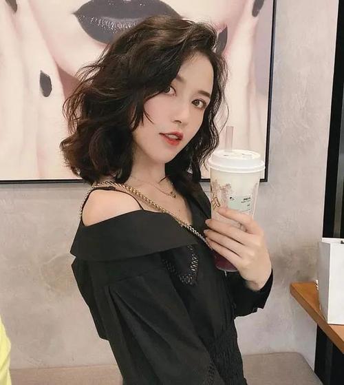 何晴儿子捧骨灰现身 自曝母亲临终很安详 何晴儿子捧骨灰现身 自曝母亲临终很安详